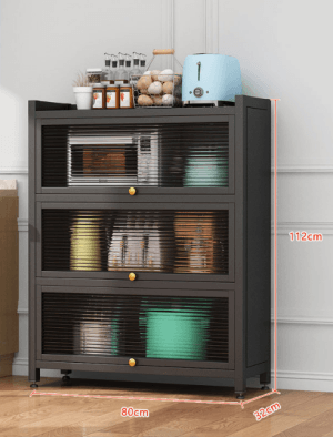Lemari piring hitam dengan roda untuk mobilitas yang praktis di dapur. Detail pintu flipper rak dapur modern warna hitam.