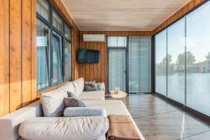 "Custom sofa minimalis berwarna abu-abu dengan bahan kain berkualitas untuk ruang tamu modern." "Desain custom sofa dengan warna cerah yang menambah kesan estetik pada ruang keluarga." "Sofa custom berbahan kulit untuk ruang tamu bergaya klasik dengan kesan elegan."