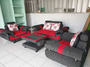 Kebaya merah tradisional Indonesia yang elegan. Desain interior modern dengan sentuhan warna merah. Perayaan Imlek dengan dekorasi serba merah. Dinding bertekstur limewash dalam nuansa merah. Aksen terracotta pada ruang tamu minimalis. Bendera merah putih sebagai simbol kebesaran kerajaan. Aksen warna oxblood pada dapur kontemporer. Hiasan dinding clay pink yang artistik. Kombinasi warna merah dan material kayu pada ruang keluarga. Sofa merah sebagai pusat perhatian di ruang tamu.