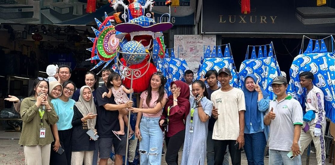 Meja makan dengan hidangan khas Cap Go Meh dan keluarga yang tersenyum. Parade Cap Go Meh di Pontianak dengan atraksi barongsai. Kue keranjang sebagai simbol keberkahan dalam perayaan Cap Go Meh. Suasana hangat makan bersama keluarga saat Cap Go Meh. Lentera merah yang menghiasi jalan saat festival Cap Go Meh. Komunitas lintas budaya berkumpul merayakan Cap Go Meh. Dekorasi rumah dengan nuansa oriental khas Cap Go Meh. Anak-anak menikmati makanan tradisional saat perayaan Cap Go Meh. Meja makan estetik dengan furniture dari HomeLiving Pontianak. Pasangan lanjut usia menikmati suasana kebersamaan saat Cap Go Meh.