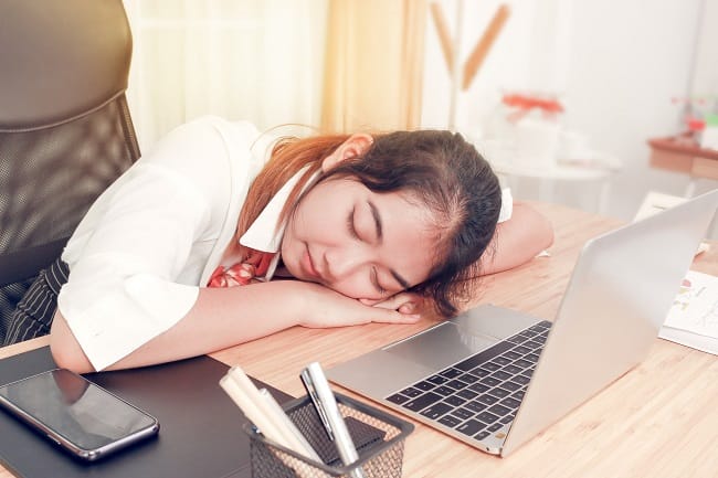Ilustrasi seseorang tidur nyenyak saat puasa. Gambar jam tidur ideal selama Ramadan. Infografis tentang manfaat tidur cukup saat puasa. Foto seseorang melakukan power nap. Ilustrasi orang menghindari gadget sebelum tidur. Gambar makanan sehat untuk sahur dan berbuka. Ilustrasi seseorang melakukan relaksasi sebelum tidur. Infografis dampak kurang tidur selama puasa. Foto suasana kamar tidur yang nyaman. Ilustrasi tips menjaga pola tidur saat Ramadan.