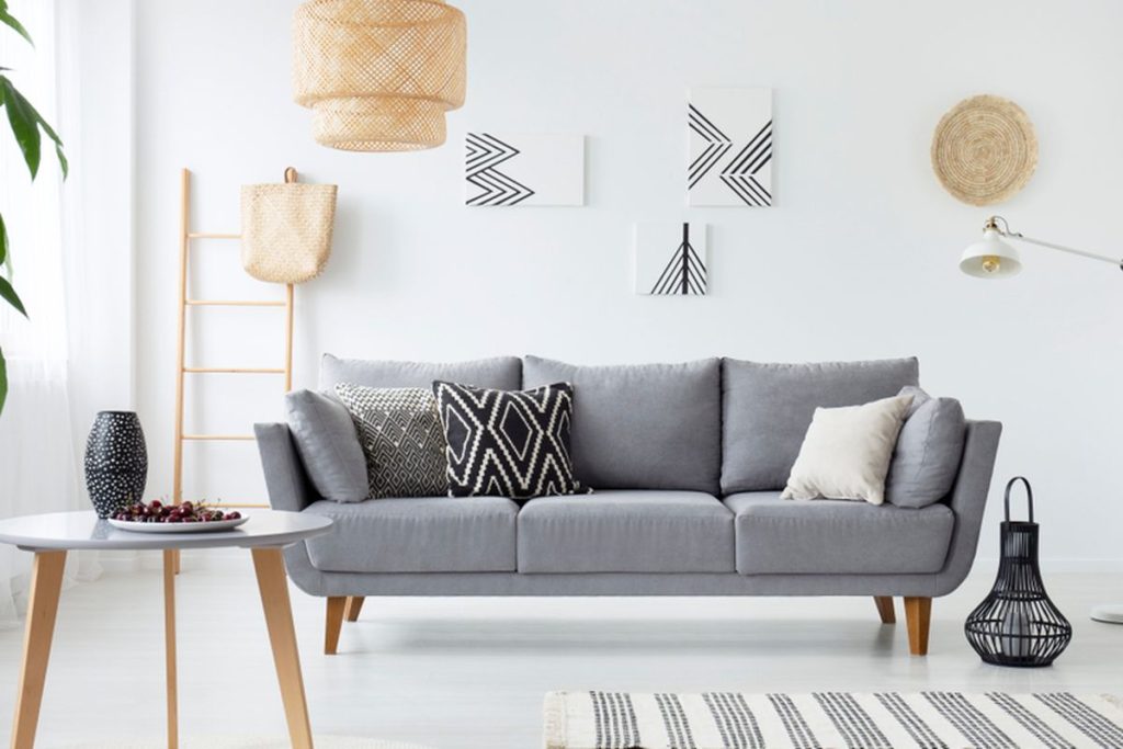Sofa minimalis warna abu-abu di ruang tamu modern