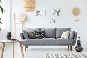Sofa minimalis warna abu-abu di ruang tamu modern
